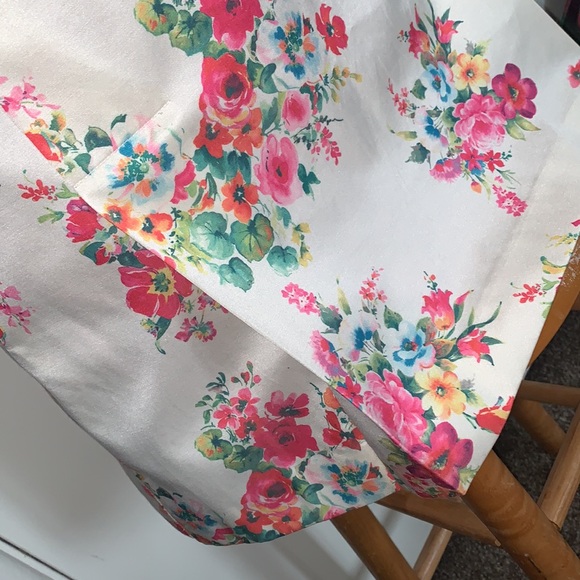 Short floral dress. With zip up side. Size small - Picture 3 of 4